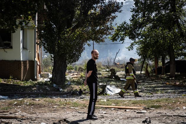 Aftermath of Russian attack on Ukraine s Kramatorsk KRAMATORSK, UKRAINE - AUGUST 25: A resident stands beside a firefighter who works to extinguish a fire in a residential area following a Russian airstrike in Kramatorsk, Ukraine, on August 25, 2026. Francisco Richart Anadolu Kramatorsk Ukraine. Editorial use only. Please get in touch for any other usage.  Copyright: x2026xAnadoluxFranciscoxRichartx