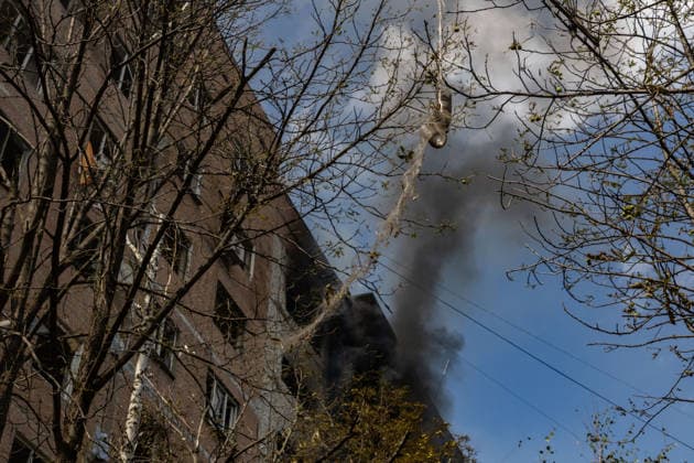 Aftermath of Russian attack on Ukraine s Kramatorsk KRAMATORSK, UKRAINE - AUGUST 25: A fiber-optic drone cable hangs from a tree in front of a burning building spewing smoke following a Russian airstrike in Kramatorsk, Ukraine, on August 25, 2026. Francisco Richart Anadolu Kramatorsk Ukraine. Editorial use only. Please get in touch for any other usage.  Copyright: x2026xAnadoluxFranciscoxRichartx