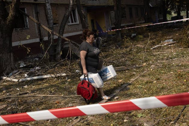 Aftermath of Russian attack on Ukraine s Kramatorsk KRAMATORSK, UKRAINE - AUGUST 25: A resident walks with their belongings through debris from a damaged building following a Russian airstrike in Kramatorsk, Ukraine, on August 25, 2026. Francisco Richart Anadolu Kramatorsk Ukraine. Editorial use only. Please get in touch for any other usage.  Copyright: x2026xAnadoluxFranciscoxRichartx