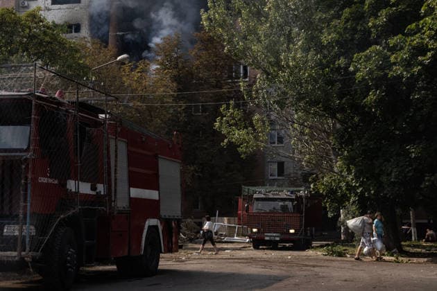 Aftermath of Russian attack on Ukraine s Kramatorsk KRAMATORSK, UKRAINE - AUGUST 25: Fire trucks stand beside a burning residential building as residents walk past with their belongings following a Russian airstrike in Kramatorsk, Ukraine, on August 25, 2026. Francisco Richart Anadolu Kramatorsk Ukraine. Editorial use only. Please get in touch for any other usage.  Copyright: x2026xAnadoluxFranciscoxRichartx