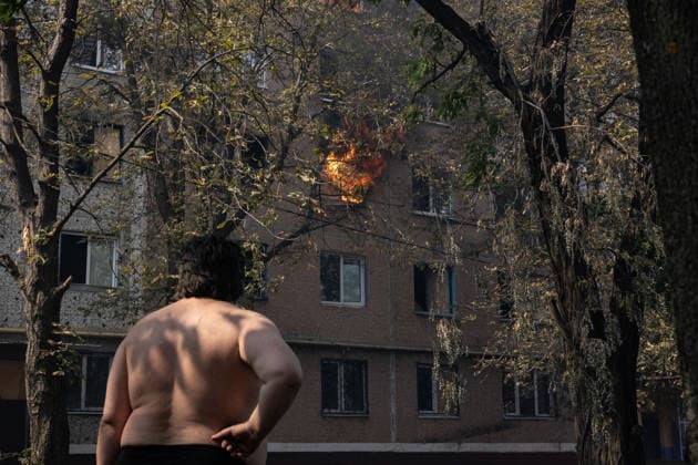 Aftermath of Russian attack on Ukraine s Kramatorsk KRAMATORSK, UKRAINE - AUGUST 25: A resident looks at a fire in a residential building following a Russian airstrike in Kramatorsk, Ukraine, on August 25, 2026. Francisco Richart Anadolu Kramatorsk Ukraine. Editorial use only. Please get in touch for any other usage.  Copyright: x2026xAnadoluxFranciscoxRichartx