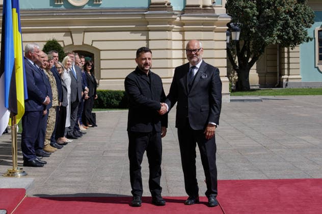 Ukrainian President Volodymyr Zelenskyy (L) shakes hands with Estonian President Alar Karis outside the Mariinskyi Palace ahead of their meeting, Kyiv, Ukraine, August 25, 2026. The leaders discussed security threats, particularly those anticipated in winter, and security cooperation within the Drone Deal framework. As reported, the Estonian President is in Ukraine on his final visit in office. (Photo by Marianna Kotyk Ukrinform) Meeting of Ukrainian, Estonian Presidents in Kyiv  Copyright: xMariannaxKotykx
