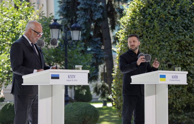 Ukrainian President Volodymyr Zelenskyy (R) and Estonian President Alar Karis hold a joint news conference outside the Mariinskyi Palace following their meeting, Kyiv, Ukraine, August 25, 2026. The leaders discussed security threats, particularly those anticipated in winter, and security cooperation within the Drone Deal framework. As reported, the Estonian President is in Ukraine on his final visit in office. (Photo by Marianna Kotyk Ukrinform) Meeting of Ukrainian, Estonian Presidents in Kyiv  Copyright: xMariannaxKotykx