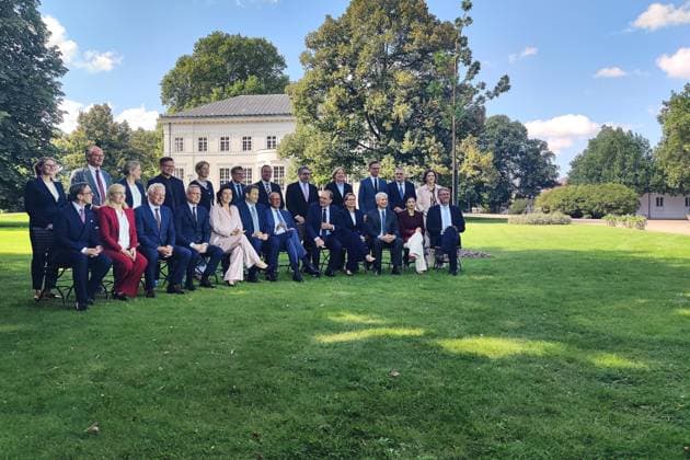 Neuhardenberg, Brandenburg, Deutschland, 25.08.2026: Schloss Neuhardenberg: Kabinettsklausur: Bundeskanzler Friedrich Merz (CDU) mit seinen Ministern bei einem Gruppenfoto im Schlosspark *** Neuhardenberg, Brandenburg, Germany, August 25, 2026 Neuhardenberg Castle Cabinet Retreat: Federal Chancellor Friedrich Merz (CDU) with his ministers in a group photo in the castle park Copyright: xdtsxNachrichtenagenturx dts_130956