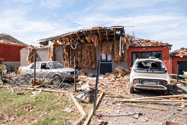 Illustration of the village of Pomas, partially destroyed after the tornado struck the Aude department (11). The tornado struck Pomas on Monday around 5:20 p.m. Many roofs were torn off and houses were blown away. Météo France had placed several departments in the Southwest, including the Aude, under an orange alert for thunderstorms, citing the risk of locally severe weather. 39 people were injured in Pomas, Aude, France, on August 25, 2026 Sylvain Gelineau Bestimage Image showing the village of Pomas, partially destroyed after a tornado struck the Aude department 11 The tornado hit Pomas on Monday around 5:20 p.m. Numerous roofs were torn off, and houses were blown apart. Météo France had placed several southwestern departments—including  Copyright: xSylvainxGelineau xBestimagexSylvainxGelineau xBestimagex