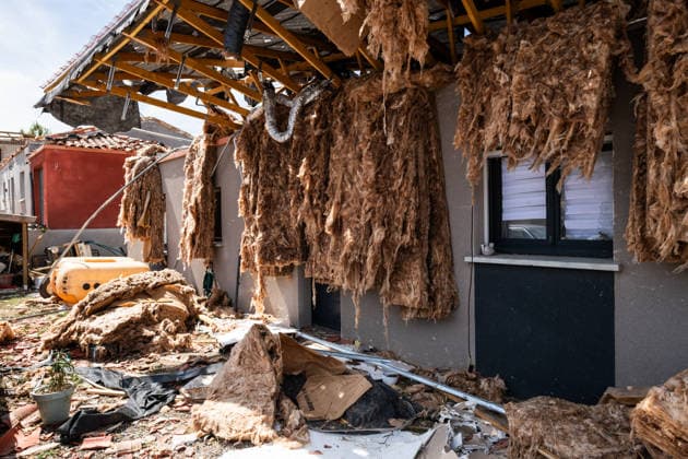 Illustration of the village of Pomas, partially destroyed after the tornado struck the Aude department (11). The tornado struck Pomas on Monday around 5:20 p.m. Many roofs were torn off and houses were blown away. Météo France had placed several departments in the Southwest, including the Aude, under an orange alert for thunderstorms, citing the risk of locally severe weather. 39 people were injured in Pomas, Aude, France, on August 25, 2026 Sylvain Gelineau Bestimage Image showing the village of Pomas, partially destroyed after a tornado struck the Aude department 11 The tornado hit Pomas on Monday around 5:20 p.m. Numerous roofs were torn off, and houses were blown apart. Météo France had placed several southwestern departments—including  Copyright: xSylvainxGelineau xBestimagexSylvainxGelineau xBestimagex