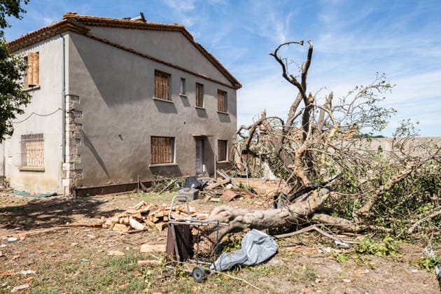 Illustration of the village of Pomas, partially destroyed after the tornado struck the Aude department (11). The tornado struck Pomas on Monday around 5:20 p.m. Many roofs were torn off and houses were blown away. Météo France had placed several departments in the Southwest, including Aude, under an orange alert for thunderstorms, citing the risk of locally severe weather. 39 people were injured in Pomas, Aude, France, on August 25, 2026. Sylvain Gelineau, Bestimage. Image showing the village of Pomas, partially destroyed after a tornado struck the Aude department, 11. The tornado hit Pomas on Monday around 5:20 p.m. Numerous roofs were torn off, and houses were blown apart. Météo France had placed several southwestern departments—includin  Copyright: xSylvainxGelineau xBestimagexSylvainxGelineau xBestimagex