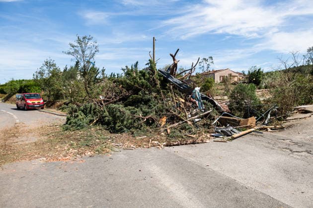 Illustration of the village of Pomas, partially destroyed after the tornado struck the Aude department (11). The tornado struck Pomas on Monday around 5:20 p.m. Many roofs were torn off and houses were blown away. Météo France had placed several departments in the Southwest, including Aude, under an orange alert for thunderstorms, citing the risk of locally severe weather. 39 people were injured in Pomas, Aude, France, on August 25, 2026. Sylvain Gelineau, Bestimage. Image showing the village of Pomas, partially destroyed after a tornado struck the Aude department, 11. The tornado hit Pomas on Monday around 5:20 p.m. Numerous roofs were torn off, and houses were blown apart. Météo France had placed several southwestern departments—includin  Copyright: xSylvainxGelineau xBestimagexSylvainxGelineau xBestimagex