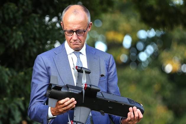 News Bilder des Tages Neuhardenberg, Brandenburg, Deutschland, 25.08.2026: Schloss Neuhardenberg: Kabinettsklausur: Bundeskanzler Friedrich Merz (CDU) und weitere Mitglieder der Bundesregierung bekommen Drohnen-Technik vorgeführt. *** Neuhardenberg, Brandenburg, Germany, August 25, 2026 Neuhardenberg Castle Cabinet Retreat: Federal Chancellor Friedrich Merz (CDU) and other members of the federal government are given a demonstration of drone technology Copyright: xdtsxNachrichtenagenturx dts_131078