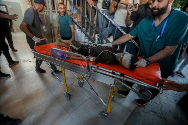 RECORD DATE NOT STATED Three Killed, Others Injured After House Strike in Northern Gaza (INT) Three Killed, Others Injured After House Strike in Northern Gaza August 25, 2026 - Gaza, Palestine: The bodies of Palestinians killed and others injured arrive at Al-Shifa Hospital in Gaza City after a house near Kamal Adwan Hospital in Jabalia, northern Gaza Strip, was struck. According to medical sources, three people were killed and others were injured in the attack. Credit: Hashem Zimmo TheNews2(Foto: Hashem Zimmo Thenews2 imago images) Three Killed, Others Injured After House Strike in Northern Gaza  Copyright: xHashemxZimmox