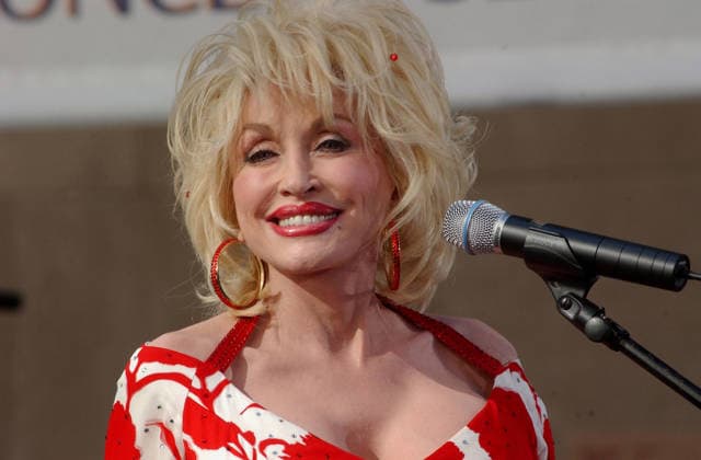 July 4, 2002, New York, New York, USA: FILE PHOTOS**..Dolly Parton performs on the NBC Summer concert series at Rockefeller Plaza, NYC on 05 Jul, 2002. Ms. Parton died today at age 80. New York USA - ZUMAr334 20020704_znp_r334_004 Copyright: xDebraxL.xRothenbergx