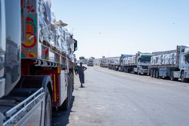 News Bilder des Tages Aid trucks wait at Rafah crossing amid Gaza relief efforts RAFAH, NORTH SINAI, EGYPT, AUGUST 25, 2026: Aid trucks wait at the Rafah border crossing as other trucks leave the crossing after unloading humanitarian aid cargo at the Israeli-controlled Kerem Shalom crossing, as part of ongoing efforts to deliver relief supplies to the Gaza Strip. Rafah Egypt Copyright: x xMohamedxArafatx xJNAxPressx