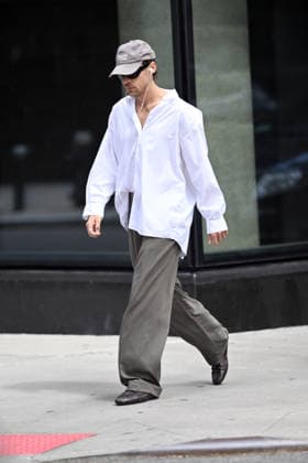 Entertainment Bilder des Tages Harry Styles spotted on a walk in New York City ahead of his 30 show Madison Square Garden residency. The popstar looked cool in an oversized white shirt, tailored trousers and loafers Featuring: Harry Styles Where: New York City, New York, United States When: 25 Aug 2026 Credit: Elder Ordonez INSTARimages EDITORIAL USE ONLY. NOT FOR USE BY NEWSPAPERS BASED IN THE UK. Copyright: xx instar55944549