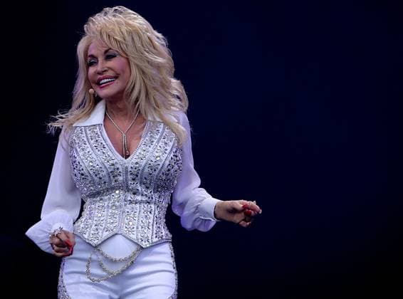 Dolly Parton dies aged 80 Country music legend Dolly Parton dies aged 80 photo at Glastonbury 2014 photo by David Court. 19 Jun 2014 Pictured: Dolly Parton dies aged 80.  Copyright: xThexMegaxAgencyxMEGAx
