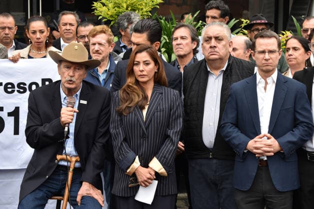 Mexican Opposition Politicians Gather Outside FGR to Petition for House Arrest (L-R) Former Mexican President Vicente Fox; Veronica Ruffo, daughter of former Baja California Governor Ernesto Ruffo Appel; President of Somos MÃ xico Guadalupe Acosta Naranjo and Senator Ricardo Anaya stand outside the Attorney General s Office (FGR) to formally request house arrest on humanitarian grounds for Ernesto Ruffo Appel. Ruffo, the former governor of Baja California, is currently detained at the Altiplano federal prison under controversial charges of alleged fuel smuggling. in Mexico City, Mexico, on August 25, 2026. (Photo by Luis Barron Eyepix Group) Copyright: xLuisxBarronx xEyepixxGroupx LB_25082026_196276
