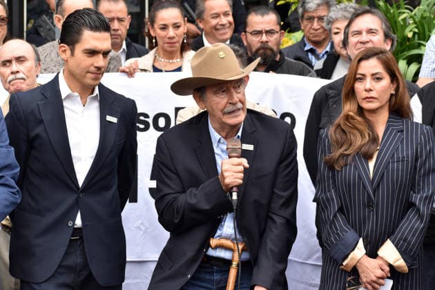 Mexican Opposition Politicians Gather Outside FGR to Petition for House Arrest (L-R) President of the National Action Party (PAN) Jorge Romero; Former Mexican President Vicente Fox and Veronica Ruffo, daughter of former Baja California Governor Ernesto Ruffo Appel stand outside the Attorney General s Office (FGR) to formally request house arrest on humanitarian grounds for Ernesto Ruffo Appel. Ruffo, the former governor of Baja California, is currently detained at the Altiplano federal prison under controversial charges of alleged fuel smuggling. in Mexico City, Mexico, on August 25, 2026. (Photo by Luis Barron Eyepix Group) Copyright: xLuisxBarronx xEyepixxGroupx LB_25082026_196277