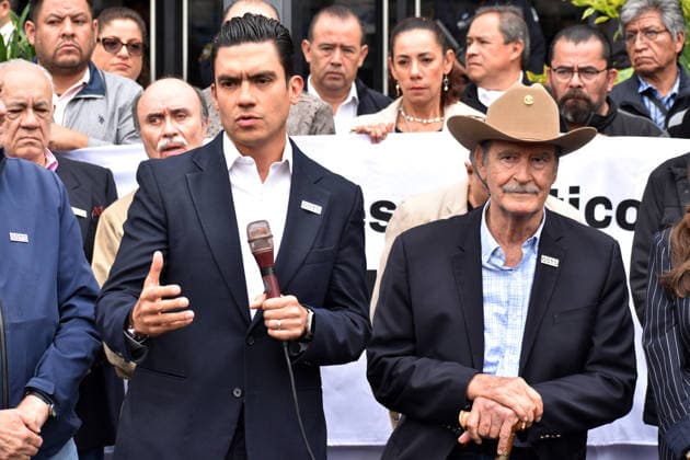 Mexican Opposition Politicians Gather Outside FGR to Petition for House Arrest (L-R) President of the National Action Party (PAN) Jorge Romero and Former Mexican President Vicente Fox outside the Attorney General s Office (FGR) to formally request house arrest on humanitarian grounds for Ernesto Ruffo Appel. Ruffo, the former governor of Baja California, is currently detained at the Altiplano federal prison under controversial charges of alleged fuel smuggling. in Mexico City, Mexico, on August 25, 2026. (Photo by Luis Barron Eyepix Group) Copyright: xLuisxBarronx xEyepixxGroupx LB_25082026_196280