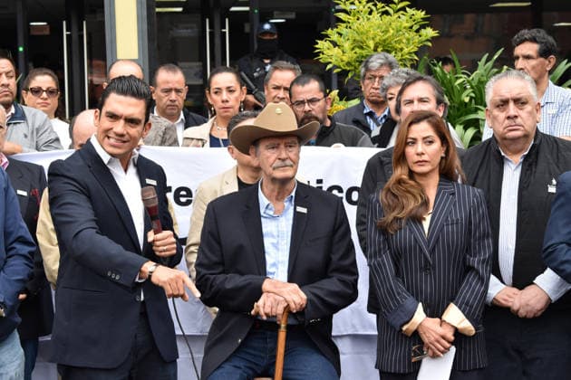 Mexican Opposition Politicians Gather Outside FGR to Petition for House Arrest (L-R) President of the National Action Party (PAN) Jorge Romero; Former Mexican President Vicente Fox and Veronica Ruffo, daughter of former Baja California Governor Ernesto Ruffo Appel stand outside the Attorney General s Office (FGR) to formally request house arrest on humanitarian grounds for Ernesto Ruffo Appel. Ruffo, the former governor of Baja California, is currently detained at the Altiplano federal prison under controversial charges of alleged fuel smuggling. in Mexico City, Mexico, on August 25, 2026. (Photo by Luis Barron Eyepix Group) Copyright: xLuisxBarronx xEyepixxGroupx LB_25082026_196281