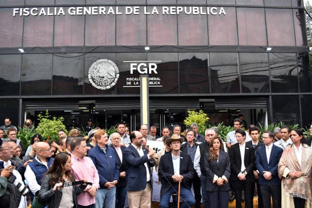 Mexican Opposition Politicians Gather Outside FGR to Petition for House Arrest (L-R) Former Mexican President Vicente Fox; Veronica Ruffo, daughter of former Baja California Governor Ernesto Ruffo Appel; President of Somos MÃ xico Guadalupe Acosta Naranjo and Senator Ricardo Anaya stand outside the Attorney General s Office (FGR) to formally request house arrest on humanitarian grounds for Ernesto Ruffo Appel. Ruffo, the former governor of Baja California, is currently detained at the Altiplano federal prison under controversial charges of alleged fuel smuggling. in Mexico City, Mexico, on August 25, 2026. (Photo by Luis Barron Eyepix Group) Copyright: xLuisxBarronx xEyepixxGroupx LB_25082026_196285
