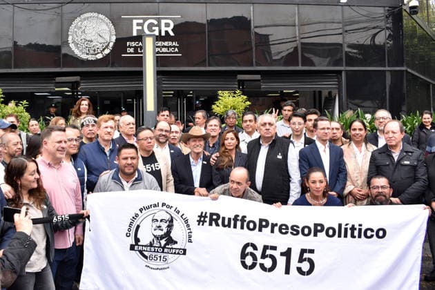 Mexican Opposition Politicians Gather Outside FGR to Petition for House Arrest (L-R) Former Mexican President Vicente Fox; Veronica Ruffo, daughter of former Baja California Governor Ernesto Ruffo Appel; President of Somos MÃ xico Guadalupe Acosta Naranjo and Senator Ricardo Anaya stand outside the Attorney General s Office (FGR) to formally request house arrest on humanitarian grounds for Ernesto Ruffo Appel. Ruffo, the former governor of Baja California, is currently detained at the Altiplano federal prison under controversial charges of alleged fuel smuggling. in Mexico City, Mexico, on August 25, 2026. (Photo by Luis Barron Eyepix Group) Copyright: xLuisxBarronx xEyepixxGroupx LB_25082026_196287