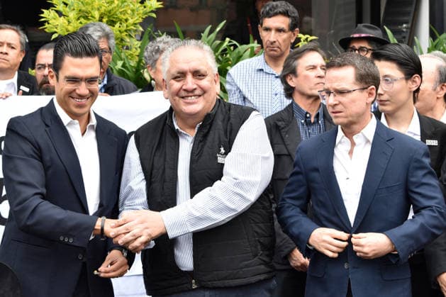 Mexican Opposition Politicians Gather Outside FGR to Petition for House Arrest (L-R) President of the National Action Party (PAN) Jorge Romero, President of Somos MÃ xico Guadalupe Acosta Naranjo and Senator Ricardo Anaya stand outside the Attorney General s Office (FGR) to formally request house arrest on humanitarian grounds for Ernesto Ruffo Appel. Ruffo, the former governor of Baja California, is currently detained at the Altiplano federal prison under controversial charges of alleged fuel smuggling. in Mexico City, Mexico, on August 25, 2026. (Photo by Luis Barron Eyepix Group) Copyright: xLuisxBarronx xEyepixxGroupx LB_25082026_196269