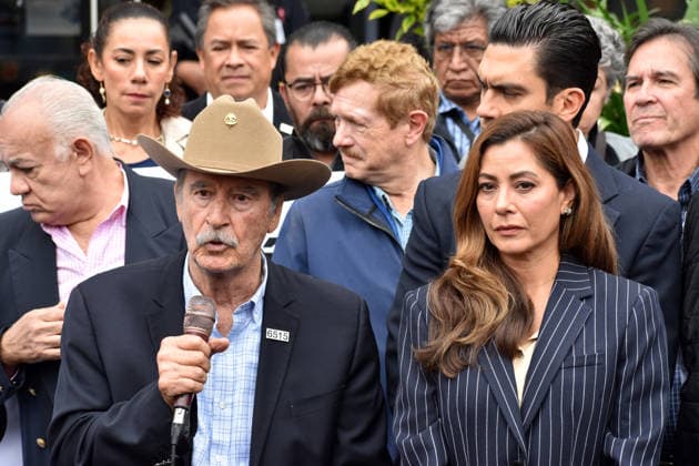Mexican Opposition Politicians Gather Outside FGR to Petition for House Arrest Former Mexican President Vicente Fox speaks next to Veronica Ruffo, daughter of former Baja California Governor Ernesto Ruffo Appel outside the Attorney General s Office (FGR) to formally request house arrest on humanitarian grounds for Ernesto Ruffo Appel. Ruffo, the former governor of Baja California, is currently detained at the Altiplano federal prison under controversial charges of alleged fuel smuggling. in Mexico City, Mexico, on August 25, 2026. (Photo by Luis Barron Eyepix Group) Copyright: xLuisxBarronx xEyepixxGroupx LB_25082026_196272