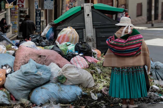 The streets of La Paz are full of garbage after the protests by garbage collectors LA PAZ, BOLIVIA - AUGUST 25: A woman observes an overflowing garbage container as rubbish piles mount in the streets following weeks of protests by garbage collectors striking for better salaries, in La Paz, Bolivia, on August 25, 2026. Jorge Mateo Romay Salinas Anadolu La Paz Bolivia. Editorial use only. Please get in touch for any other usage.  Copyright: x2026xAnadoluxJorgexMateoxRomayxSalinasx