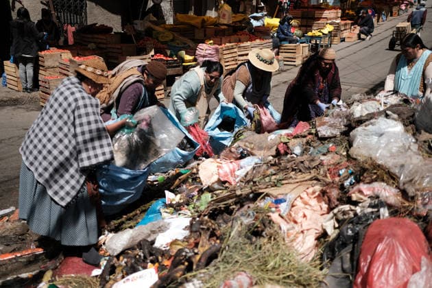 The streets of La Paz are full of garbage after the protests by garbage collectors LA PAZ, BOLIVIA - AUGUST 25: Traders collect trash near a market as rubbish piles mount in the streets following weeks of protests by garbage collectors striking for better salaries, in La Paz, Bolivia, on August 25, 2026. Jorge Mateo Romay Salinas Anadolu La Paz Bolivia. Editorial use only. Please get in touch for any other usage.  Copyright: x2026xAnadoluxJorgexMateoxRomayxSalinasx