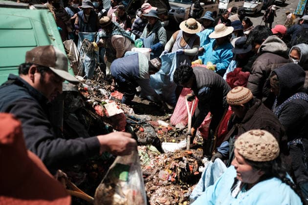 The streets of La Paz are full of garbage after the protests by garbage collectors LA PAZ, BOLIVIA - AUGUST 25: Traders collect trash near a market as rubbish piles mount in the streets following weeks of protests by garbage collectors striking for better salaries, in La Paz, Bolivia, on August 25, 2026. Jorge Mateo Romay Salinas Anadolu La Paz Bolivia. Editorial use only. Please get in touch for any other usage.  Copyright: x2026xAnadoluxJorgexMateoxRomayxSalinasx