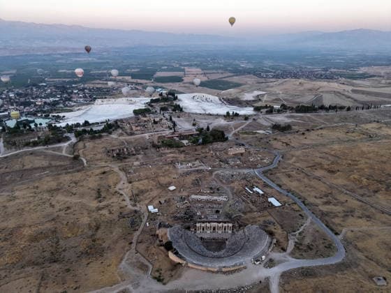 (260826) -- DENIZLI, Aug. 26, 2026 -- An aerial drone photo taken on Aug. 25, 2026 shows the ruins of the ancient city of Hierapolis in Denizli, T¨¹rkiye. The ruins of Hierapolis was listed as a UNESCO World Heritage Site in 1988. ( Handout via Xinhua) T?RKIYE-ANCIENT CITY OF HIERAPOLIS-WORLD HERITAGE MustafaxKaya 