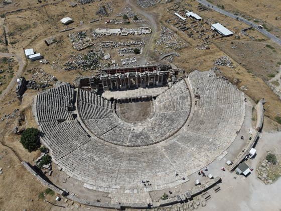 (260826) -- DENIZLI, Aug. 26, 2026 -- An aerial drone photo taken on Aug. 25, 2026 shows the ruins of the ancient city of Hierapolis in Denizli, T¨¹rkiye. The ruins of Hierapolis was listed as a UNESCO World Heritage Site in 1988. ( Handout via Xinhua) T?RKIYE-ANCIENT CITY OF HIERAPOLIS-WORLD HERITAGE MustafaxKaya 