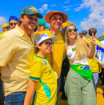 MACEIo, AL - 25.08.2026: FLaVIO BOLSONARO EM MACEIo - A crowd of supporters welcomed candidate Flavio Bolsonaro and his vice-candidate Alfredo Gaspar upon their arrival this Tuesday (25), at Zumbi dos Palmares Airport, in Maceio, and then they followed in a large motorcade in the capital of Alagoas. x3004647x  GUIDOxJR.
