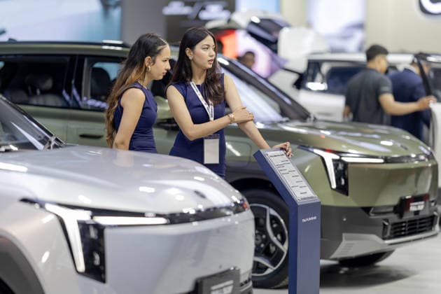 (260826) -- KATHMANDU, Aug. 26, 2026 -- Vehicles are pictured with promotional models at the booth of Chinese automaker Dongfeng during the 18th NADA Auto Show in Kathmandu, Nepal, Aug. 25, 2026. Nepal s 18th NADA Auto Show kicked off here on Tuesday, bringing together more than 50 vehicle brands. Organized by the NADA Automobiles Association of Nepal, the five-day exhibition features around 200 stalls displaying four-wheelers, two-wheelers, auto parts and related services. (Photo by Xinhua) NEPAL-KATHMANDU-AUTO SHOW SulavxShrestha 