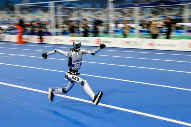 BEIJING, CHINA - AUGUST 25: A general view shows the 100-meter small group track event on day 4 of the 2nd World Humanoid Robot Games at National Speed Skating Oval on August 25, 2026 in Beijing, China.  Copyright: xVCGx 111662143561