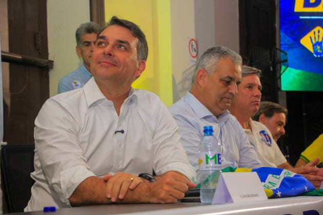 MACEIo, AL - 25.08.2026: FLaVIO BOLSONARO EM MACEIo - On Tuesday afternoon (25), after the motorcade that toured the avenues of the capital of Alagoas, candidate Flavio Bolsonaro and Alfredo Gaspar were at the Commercial Association of Maceio, in the Jaragua neighborhood, to receive the Commendation of Citizen of Alagoas from the hands of councilor Leonardo Dias, and to discuss proposals for commerce in Brazil. x3004705x  GUIDOxJR.