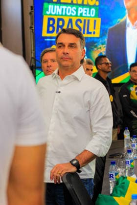 MACEIo, AL - 25.08.2026: FLaVIO BOLSONARO EM MACEIo - On Tuesday afternoon (25), after the motorcade that toured the avenues of the capital of Alagoas, candidate Flavio Bolsonaro and Alfredo Gaspar were at the Commercial Association of Maceio, in the Jaragua neighborhood, to receive the Commendation of Citizen of Alagoas from the hands of councilor Leonardo Dias, and to discuss proposals for commerce in Brazil. x3004713x  GUIDOxJR.
