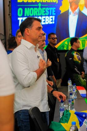 MACEIo, AL - 25.08.2026: FLaVIO BOLSONARO EM MACEIo - On Tuesday afternoon (25), after the motorcade that toured the avenues of the capital of Alagoas, candidate Flavio Bolsonaro and Alfredo Gaspar were at the Commercial Association of Maceio, in the Jaragua neighborhood, to receive the Commendation of Citizen of Alagoas from the hands of councilor Leonardo Dias, and to discuss proposals for commerce in Brazil. x3004714x  GUIDOxJR.