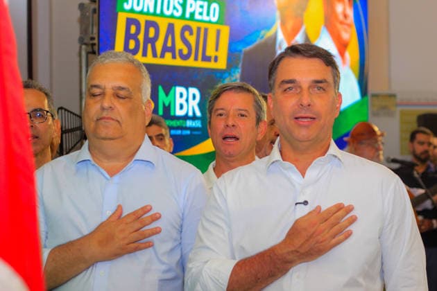 MACEIo, AL - 25.08.2026: FLaVIO BOLSONARO EM MACEIo - On Tuesday afternoon (25), after the motorcade that toured the avenues of the capital of Alagoas, candidate Flavio Bolsonaro and Alfredo Gaspar were at the Commercial Association of Maceio, in the Jaragua neighborhood, to receive the Commendation of Citizen of Alagoas from the hands of councilor Leonardo Dias, and to discuss proposals for commerce in Brazil. x3004715x  GUIDOxJR.