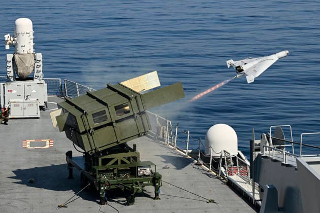 Combat test of suicide drone in S. Korea Combat test of suicide drone in S. Korea A suicide attack drone is launched from the 14,000-ton Marado amphibious assault ship in waters off the southern port city of Busan on Aug. 25, 2026. The Navy was forced to abort the combat test of a loitering munition, as the drone, set to strike a target boat nearby, plunged into the sea shortly after the launch. (Yonhap) 2026-08-26 12:21:09 < 1980-2026 YONHAPNEWS AGENCY. .> ºÎ»ê±¤¿ª½Ã EDITORIAL USE ONLY  Copyright: xx PYH2026082610020031500 YonhapxNewsx yonphotos255994