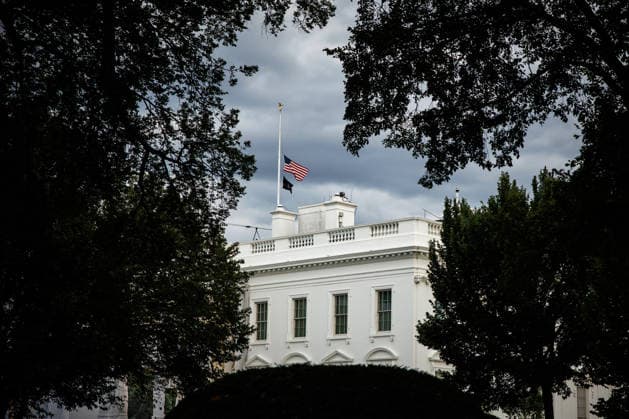 August 25, 2026, Washington, District Of Columbia, USA: The American flag over the White House in Washington, DC, USA, is lowered to half staff to honor country music legend Dolly Parton after her family announced her passing at the age of 80 on Tuesday. August 25, 2026 Washington USA - ZUMAs152 20260825_faa_s152_013 Copyright: xSamuelxCorumx-xPoolxviaxCNPx