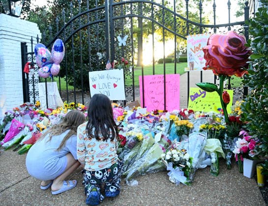 Dolly Parton Tributes Dolly Parton tributes at the gates of her Tennessee home on August 25, 2026 in Brentwood, TN. Brentwood Dolly Parton s House Tennessee USA Copyright: xTammiexArroyo AFF-USA.comx