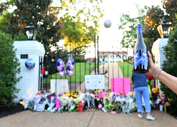 Dolly Parton Tributes Dolly Parton tributes at the gates of her Tennessee home on August 25, 2026 in Brentwood, TN. Brentwood Dolly Parton s House Tennessee USA Copyright: xTammiexArroyo AFF-USA.comx