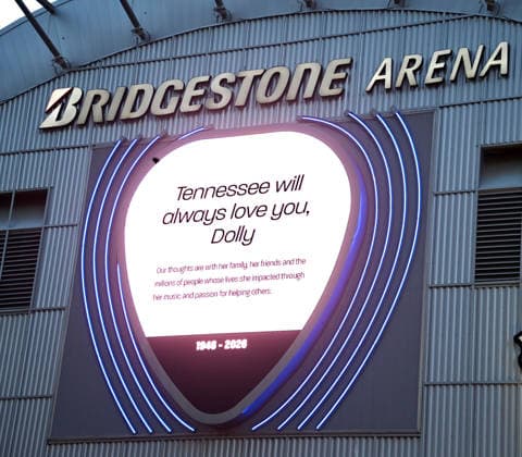 Dolly Parton Tributes Dolly Parton tributes at the Bridgestone Arena on August 25, 2026 in Brentwood, TN. Nashville Bridgestone Arena Tennessee USA Copyright: xTammiexArroyo AFF-USA.comx