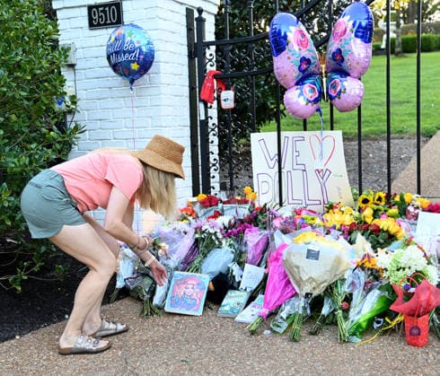 Dolly Parton Tributes Dolly Parton tributes at the gates of her Tennessee home on August 25, 2026 in Brentwood, TN. Brentwood Dolly Parton s House Tennessee USA Copyright: xTammiexArroyo AFF-USA.comx