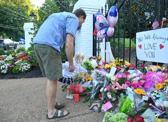 Dolly Parton Tributes Dolly Parton tributes at the gates of her Tennessee home on August 25, 2026 in Brentwood, TN. Brentwood Dolly Parton s House Tennessee USA Copyright: xTammiexArroyo AFF-USA.comx