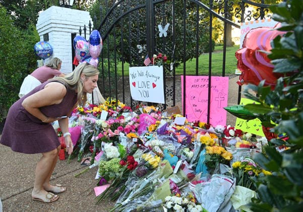 Dolly Parton Tributes Dolly Parton tributes at the gates of her Tennessee home on August 25, 2026 in Brentwood, TN. Brentwood Dolly Parton s House Tennessee USA Copyright: xTammiexArroyo AFF-USA.comx