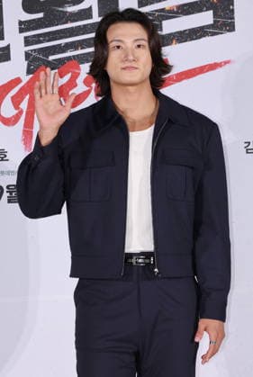 S. Korean actor Shin Seung-ho S. Korean actor Shin Seung-ho South Korean actor Shin Seung-ho, who stars in the new movie Reawaken Man: The Red, poses for a photo during a publicity event in Seoul on Aug. 26, 2026, to promote the movie, set to hit local screens in South Korea on Sept. 30. (Yonhap) 2026-08-26 14:38:50 < 1980-2026 YONHAPNEWS AGENCY. .> ¼­¿ïÆ¯º°½Ã EDITORIAL USE ONLY  Copyright: xx PYH2026082613470034400 YonhapxNewsx yonphotos256004