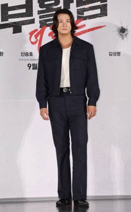 S. Korean actor Shin Seung-ho S. Korean actor Shin Seung-ho South Korean actor Shin Seung-ho, who stars in the new movie Reawaken Man: The Red, poses for a photo during a publicity event in Seoul on Aug. 26, 2026, to promote the movie, set to hit local screens in South Korea on Sept. 30. (Yonhap) 2026-08-26 14:38:42 < 1980-2026 YONHAPNEWS AGENCY. .> ¼­¿ïÆ¯º°½Ã EDITORIAL USE ONLY  Copyright: xx PYH2026082613450034400 YonhapxNewsx yonphotos256005