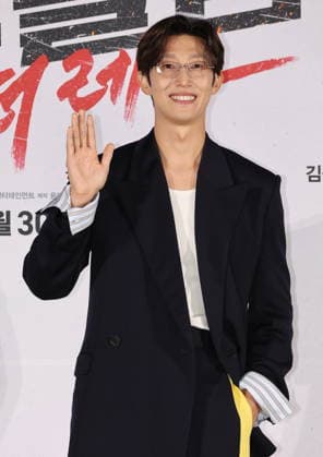 S. Korean actor Kang Ki-young S. Korean actor Kang Ki-young South Korean actor Kang Ki-young, who stars in the new movie Reawaken Man: The Red, poses for a photo during a publicity event in Seoul on Aug. 26, 2026, to promote the movie, set to hit local screens in South Korea on Sept. 30. (Yonhap) 2026-08-26 14:39:00 < 1980-2026 YONHAPNEWS AGENCY. .> ¼­¿ïÆ¯º°½Ã EDITORIAL USE ONLY  Copyright: xx PYH2026082613540034400 YonhapxNewsx yonphotos256008