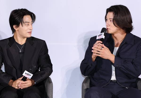 S. Korean actors Kyu Kyo-hwan and Shin Seung-ho S. Korean actors Kyu Kyo-hwan and Shin Seung-ho South Korean actors Kyu Kwo-hwan (L) and Shin Seung-ho, who star in the new movie Reawaken Man: The Red, respond to reporters questions during a publicity event in Seoul on Aug. 26, 2026, to promote the movie, set to hit local screens in South Korea on Sept. 30. (Yonhap) 2026-08-26 14:40:01 < 1980-2026 YONHAPNEWS AGENCY. .> ¼­¿ïÆ¯º°½Ã EDITORIAL USE ONLY  Copyright: xx PYH2026082613710034400 YonhapxNewsx yonphotos256011